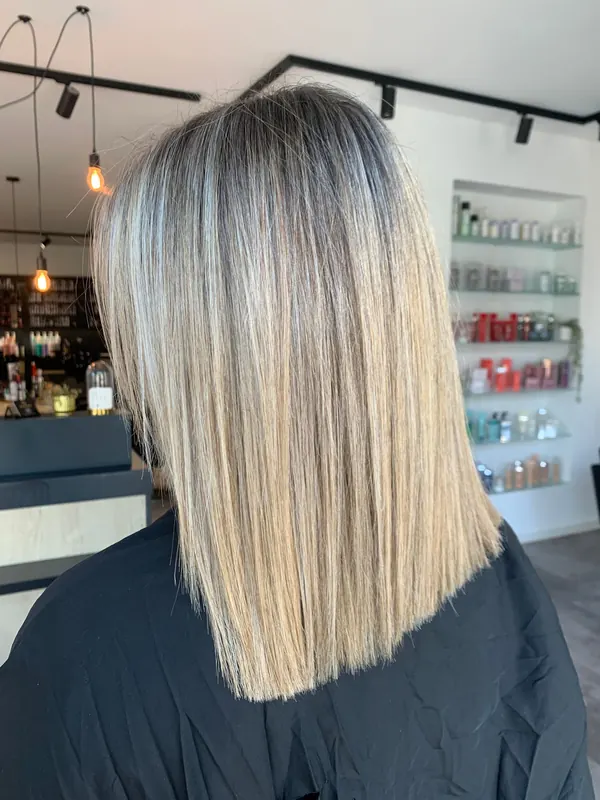 Glatter blonder Long Bob mit dunklerem Ansatz