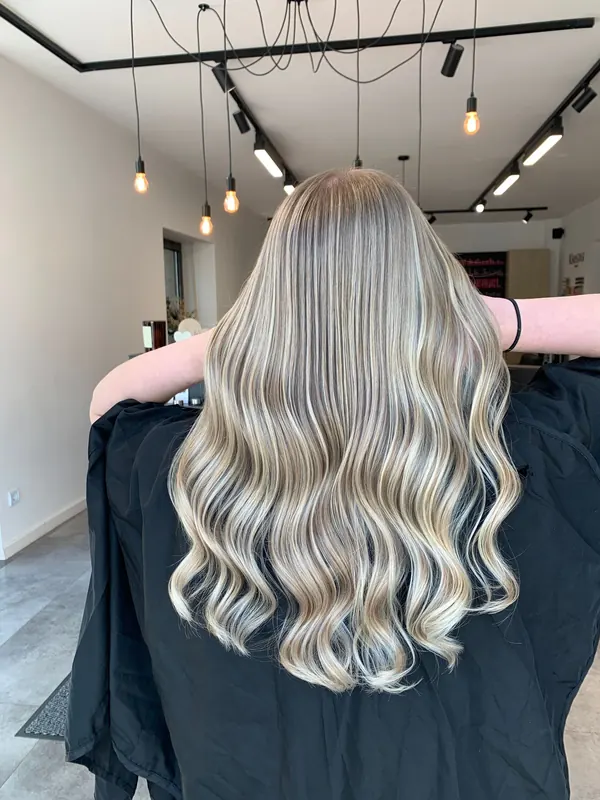 Hellblonde Strähnen mit weichen Wellen
